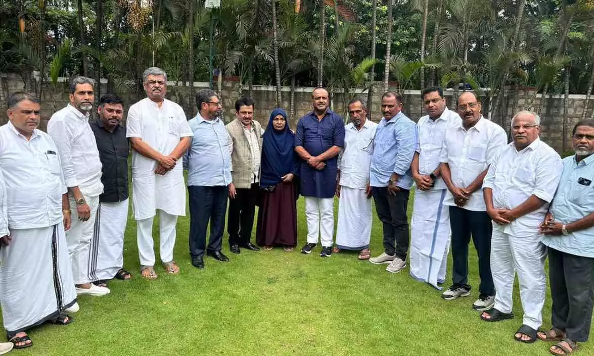 ಕುಡುಪು ಗುಂಪು ಹತ್ಯೆ: ಅಶ್ರಫ್ ಕುಟುಂಬಕ್ಕೆ ಕಾಂಗ್ರೆಸ್ ನಾಯಕರಿಂದ ಪರಿಹಾರ ವಿತರಣೆ ಕುಡುಪು ಗುಂಪು ಹತ್ಯೆ: ಅಶ್ರಫ್ ಕುಟುಂಬಕ್ಕೆ ಕಾಂಗ್ರೆಸ್ ನಾಯಕರಿಂದ ಪರಿಹಾರ ವಿತರಣೆ