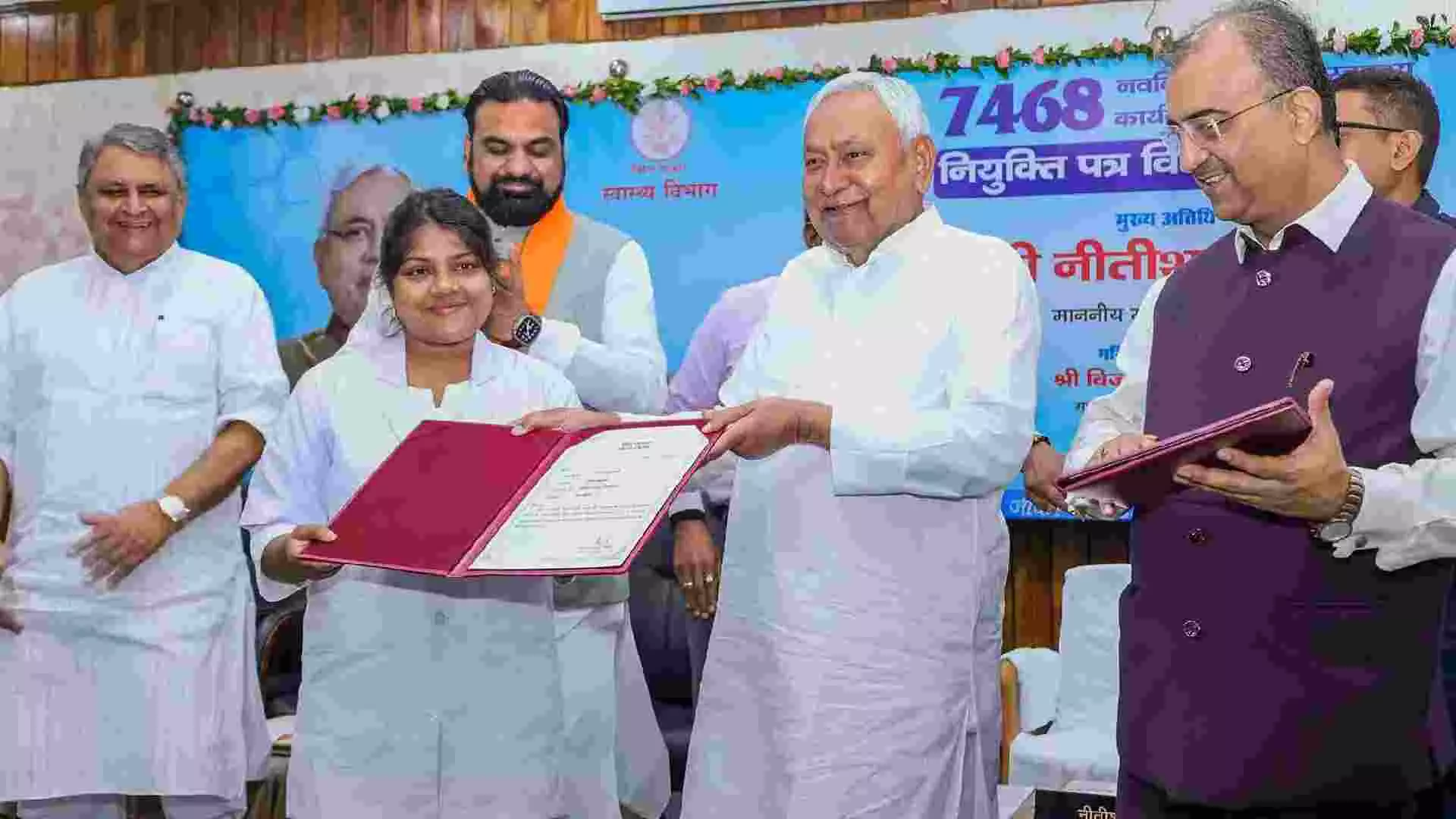 ಬಿಹಾರದಲ್ಲಿ ಮಹಿಳೆಯರಿಗೆ ಸರ್ಕಾರಿ ಉದ್ಯೋಗದಲ್ಲಿ ಶೇ.35 ಮೀಸಲಾತಿ ಘೋಷಿಸಿದ ನಿತೀಶ್ ಕುಮಾರ್ ಬಿಹಾರದಲ್ಲಿ ಮಹಿಳೆಯರಿಗೆ ಸರ್ಕಾರಿ ಉದ್ಯೋಗದಲ್ಲಿ ಶೇ.35 ಮೀಸಲಾತಿ ಘೋಷಿಸಿದ ನಿತೀಶ್ ಕುಮಾರ್