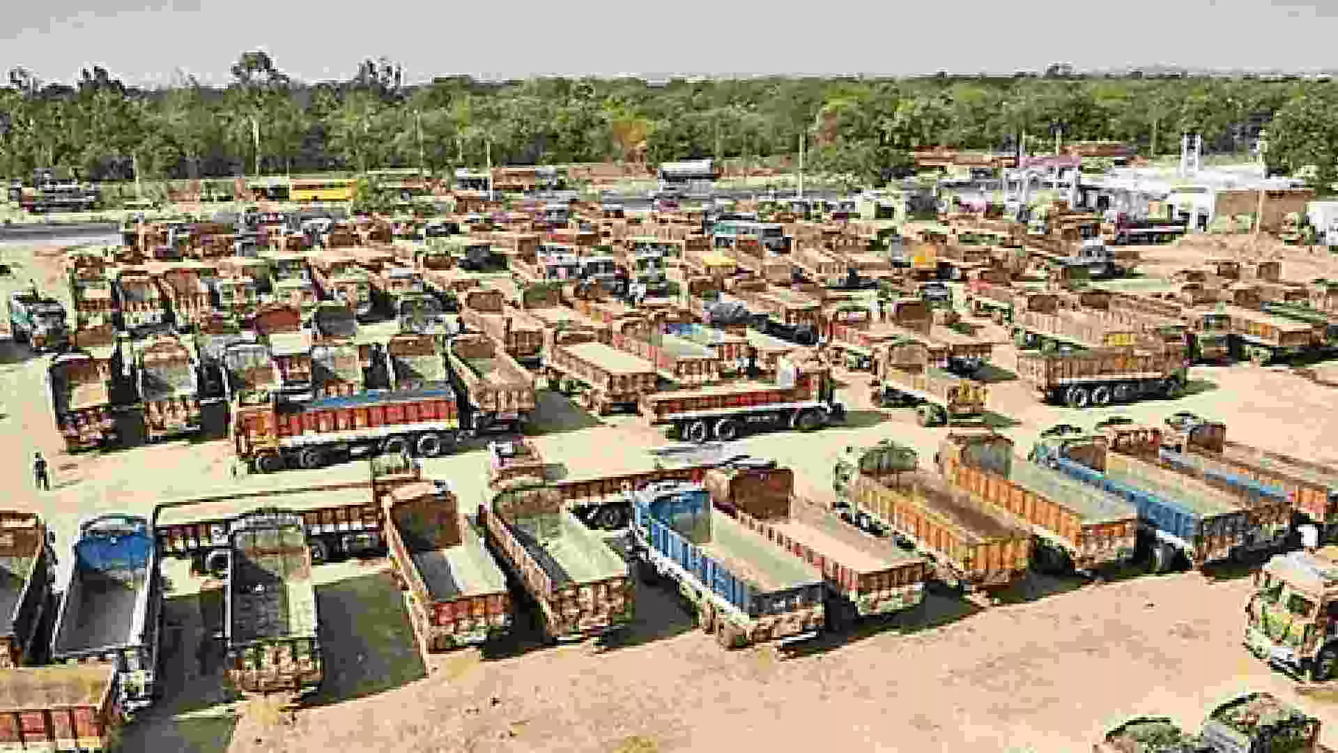 ಪಡಿತರ ಸಾಗಣೆ ಲಾರಿ ಮಾಲೀಕರಿಗೆ 244.10 ಕೋಟಿ ರೂಪಾಯಿ ಪಾವತಿಸಿದ ಸರ್ಕಾರ; ಮುಷ್ಕರ ಅಂತ್ಯ ಪಡಿತರ ಸಾಗಣೆ ಲಾರಿ ಮಾಲೀಕರಿಗೆ 244.10 ಕೋಟಿ ರೂಪಾಯಿ ಪಾವತಿಸಿದ ಸರ್ಕಾರ; ಮುಷ್ಕರ ಅಂತ್ಯ