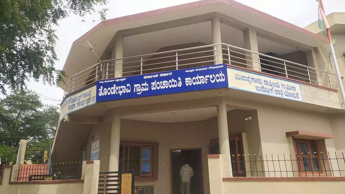 E Khata Part 2: ಮೂರು ಜಿಲ್ಲೆಗಳಲ್ಲಿ ರಿಯಾಲಿಟಿ ಚೆಕ್: ದಾಖಲೆಗಳ ಕೊರತೆ, ಖಾತೆ ವಿಳಂಬ; ಹಳ್ಳಿಗರು ಹೈರಾಣು E Khata Part 2: ಮೂರು ಜಿಲ್ಲೆಗಳಲ್ಲಿ ರಿಯಾಲಿಟಿ ಚೆಕ್: ದಾಖಲೆಗಳ ಕೊರತೆ, ಖಾತೆ ವಿಳಂಬ; ಹಳ್ಳಿಗರು ಹೈರಾಣು