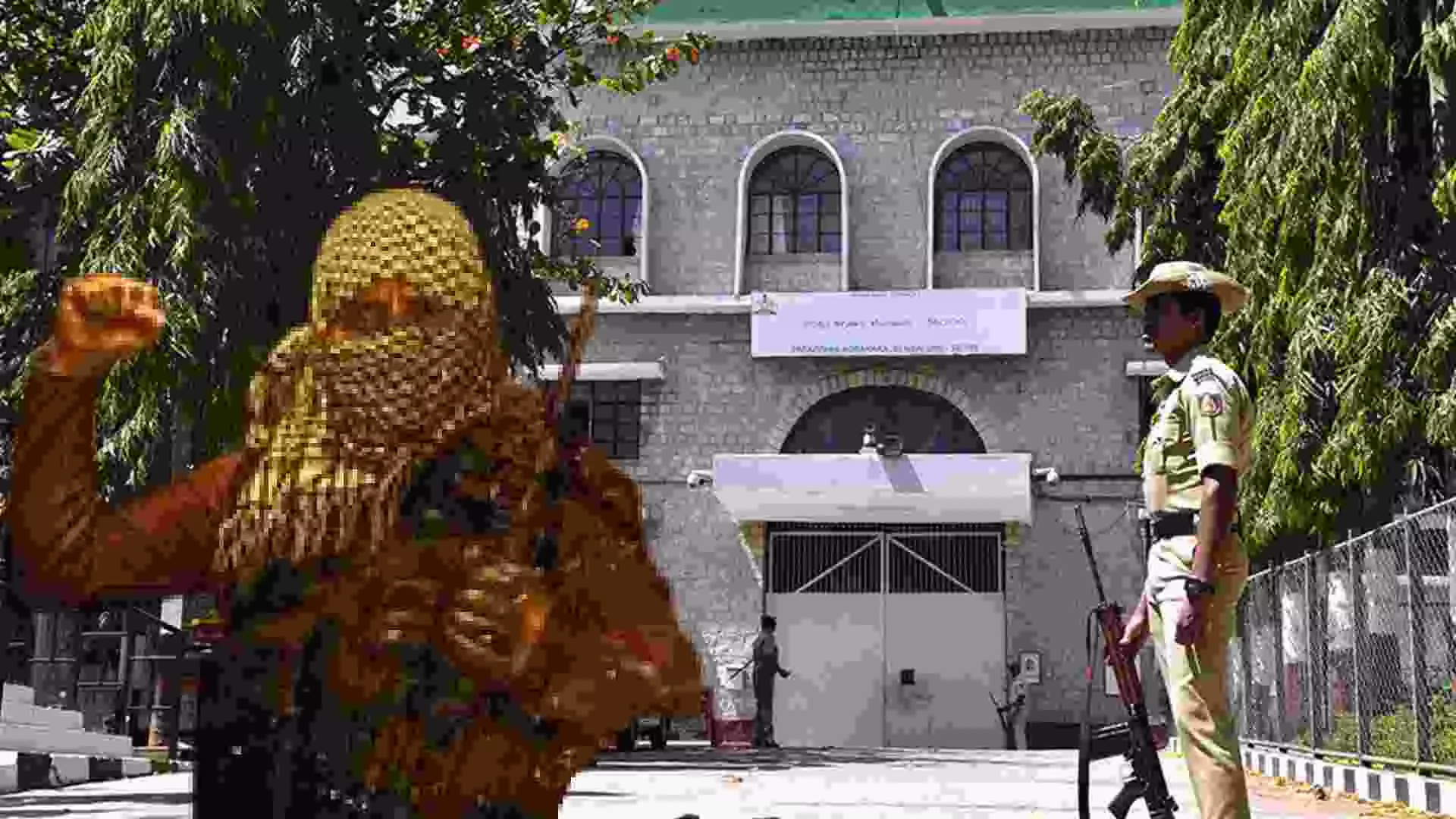 ಜೈಲಿನಿಂದಲೇ ಉಗ್ರ ಕೃತ್ಯಕ್ಕೆ ಸಂಚು; ಎನ್ಐಎ ದಾಳಿ; ಪರಪ್ಪನ ಅಗ್ರಹಾರ ಜೈಲಿನ ಮನೋವೈದ್ಯ ಸೇರಿ ಮೂವರ ಬಂಧನ ಜೈಲಿನಿಂದಲೇ ಉಗ್ರ ಕೃತ್ಯಕ್ಕೆ ಸಂಚು; ಎನ್ಐಎ ದಾಳಿ; ಪರಪ್ಪನ ಅಗ್ರಹಾರ ಜೈಲಿನ ಮನೋವೈದ್ಯ ಸೇರಿ ಮೂವರ ಬಂಧನ