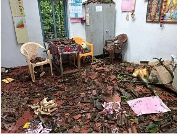 ಕೊಡಗಿನಲ್ಲಿ ಮಳೆ : ಅಂಗನವಾಡಿ ಮೇಲೆ ಬಿದ್ದ ಬೃಹತ್ ಮರ ಕೊಡಗಿನಲ್ಲಿ ಮಳೆ : ಅಂಗನವಾಡಿ ಮೇಲೆ ಬಿದ್ದ ಬೃಹತ್ ಮರ