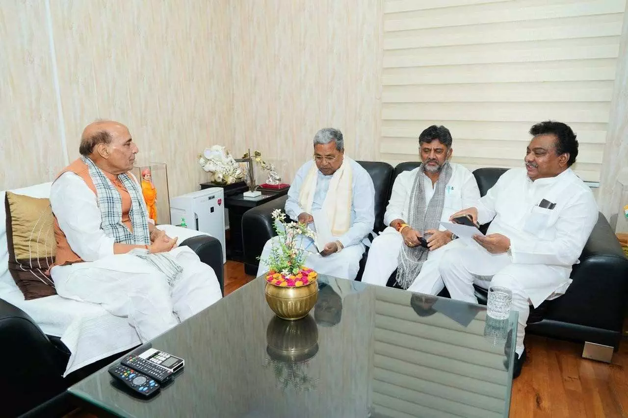 ಉತ್ತರ ಕರ್ನಾಟಕಕ್ಕೆ ಡಿಫೆನ್ಸ್ ಕಾರಿಡಾರ್ ; ರಕ್ಷಣಾ ಸಚಿವರಿಗೆ ರಾಜ್ಯ ಸರ್ಕಾರ ಒತ್ತಾಯ ಉತ್ತರ ಕರ್ನಾಟಕಕ್ಕೆ ಡಿಫೆನ್ಸ್ ಕಾರಿಡಾರ್ ; ರಕ್ಷಣಾ ಸಚಿವರಿಗೆ ರಾಜ್ಯ ಸರ್ಕಾರ ಒತ್ತಾಯ