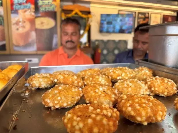 ಇಂದೋರ್ ಆಹಾರ ಸಂಸ್ಕೃತಿಯ ಮೇಲೆ ರಾಜಸ್ತಾನ, ಗುಜರಾತ್ ಮತ್ತು ಮಹಾರಾಷ್ಟ್ರ ಸಂಪ್ರದಾಯಗಳ ಪ್ರಭಾವವಿದೆ. ಇಂದೋರ್ ಆಹಾರ ಸಂಸ್ಕೃತಿಯ ಮೇಲೆ ರಾಜಸ್ತಾನ, ಗುಜರಾತ್ ಮತ್ತು ಮಹಾರಾಷ್ಟ್ರ ಸಂಪ್ರದಾಯಗಳ ಪ್ರಭಾವವಿದೆ.