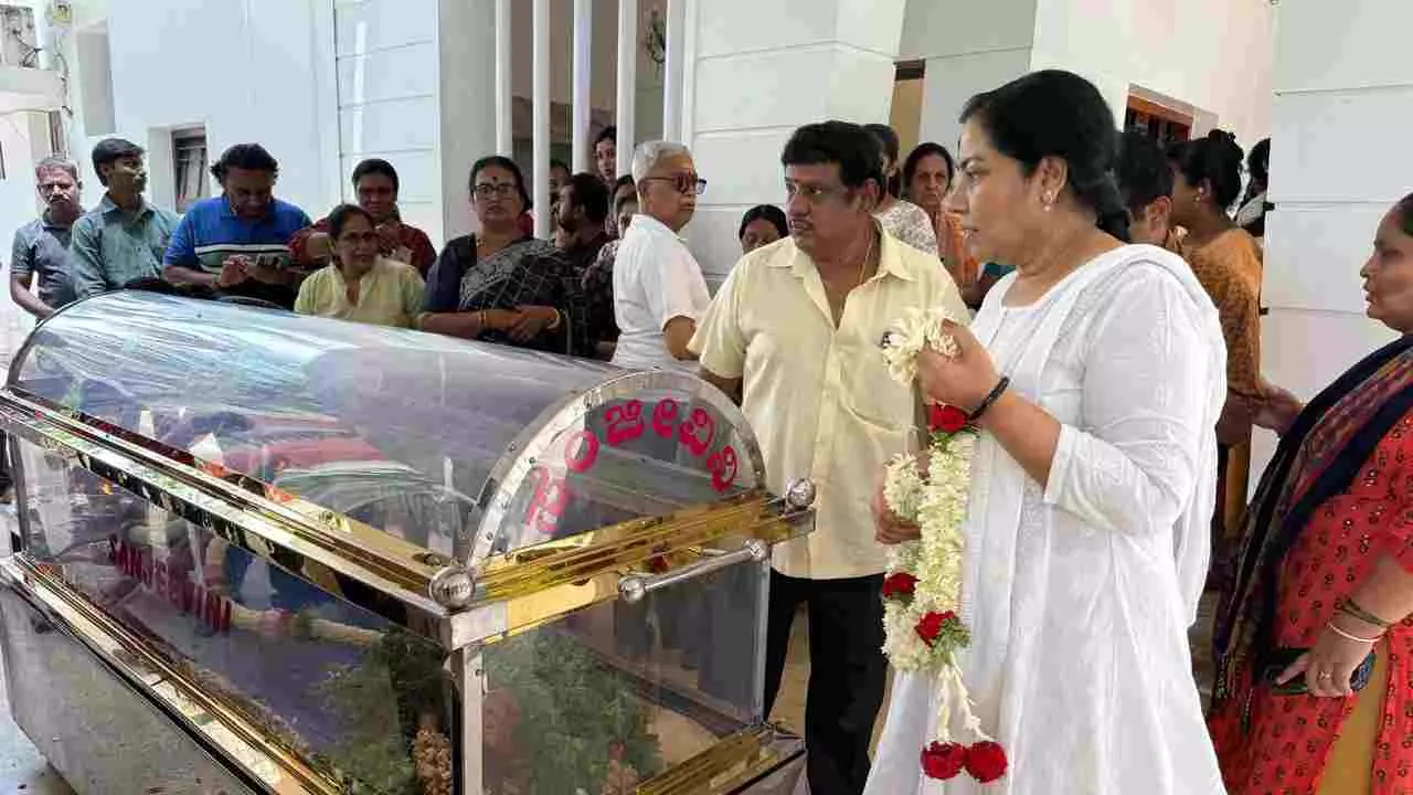 ಚನ್ನಪಟ್ಟಣದಲ್ಲಿ ನಾಳೆ ಸರೋಜಾದೇವಿ ಅಂತಿಮ ದರ್ಶನ; ಅಂತ್ಯಕ್ರಿಯೆ ಚನ್ನಪಟ್ಟಣದಲ್ಲಿ ನಾಳೆ ಸರೋಜಾದೇವಿ ಅಂತಿಮ ದರ್ಶನ; ಅಂತ್ಯಕ್ರಿಯೆ