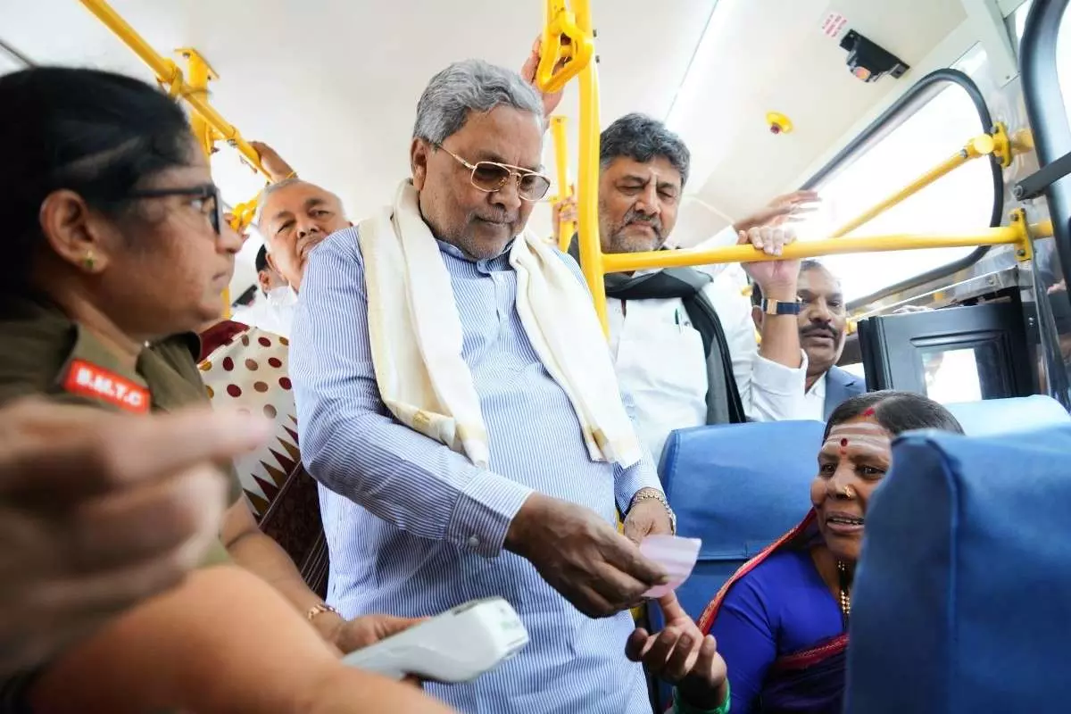 CM Siddaramaiah distributes 500th crore ticket as Shakti Yojana conductor CM Siddaramaiah distributes 500th crore ticket as Shakti Yojana conductor