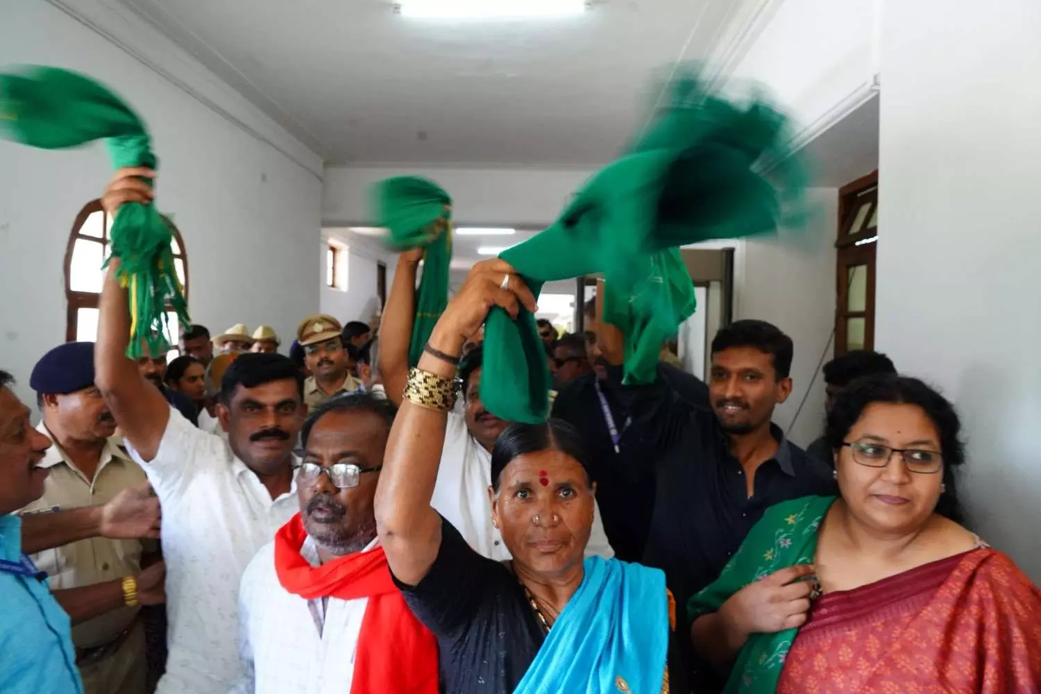 ದೇವನಹಳ್ಳಿ ಭೂಸ್ವಾಧೀನ ಕಗ್ಗಂಟು | 1200 ದಿನಗಳ ರೈತ ಹೋರಾಟಕ್ಕೆ ಮಣಿದ ಸರ್ಕಾರ ದೇವನಹಳ್ಳಿ ಭೂಸ್ವಾಧೀನ ಕಗ್ಗಂಟು | 1200 ದಿನಗಳ ರೈತ ಹೋರಾಟಕ್ಕೆ ಮಣಿದ ಸರ್ಕಾರ