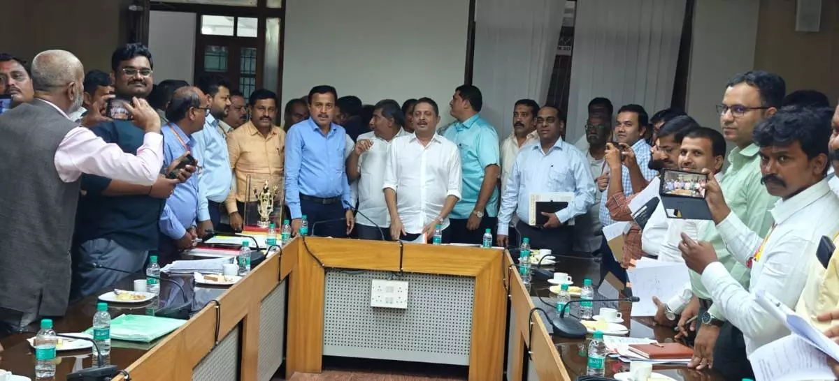 Negotiation meeting with municipal employees successful, strike called off Negotiation meeting with municipal employees successful, strike called off