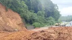 ದಕ್ಷಿಣ ಕನ್ನಡ ಜಿಲ್ಲೆಯ ಹಲವೆಡೆ ಭೂಕುಸಿತ ; ವಾಹನ ಸಂಚಾರ ಸ್ಥಗಿತ