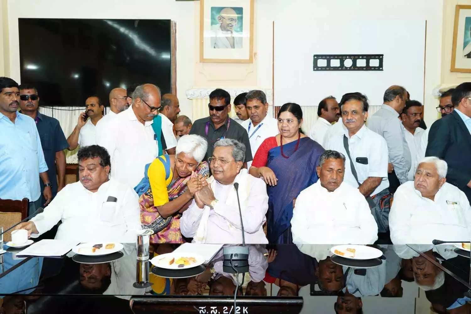 ದೇವನಹಳ್ಳಿ ಭೂಸ್ವಾಧೀನ ಬಿಕ್ಕಟ್ಟು | ಭೂ ಸ್ವಾಧೀನ ಹೋರಾಟಕ್ಕೆ ಮಣಿದು ರೈತರಿಗೇ ಗಾಳ ಹಾಕಿತೇ ಸರ್ಕಾರ? ದೇವನಹಳ್ಳಿ ಭೂಸ್ವಾಧೀನ ಬಿಕ್ಕಟ್ಟು | ಭೂ ಸ್ವಾಧೀನ ಹೋರಾಟಕ್ಕೆ ಮಣಿದು ರೈತರಿಗೇ ಗಾಳ ಹಾಕಿತೇ ಸರ್ಕಾರ?