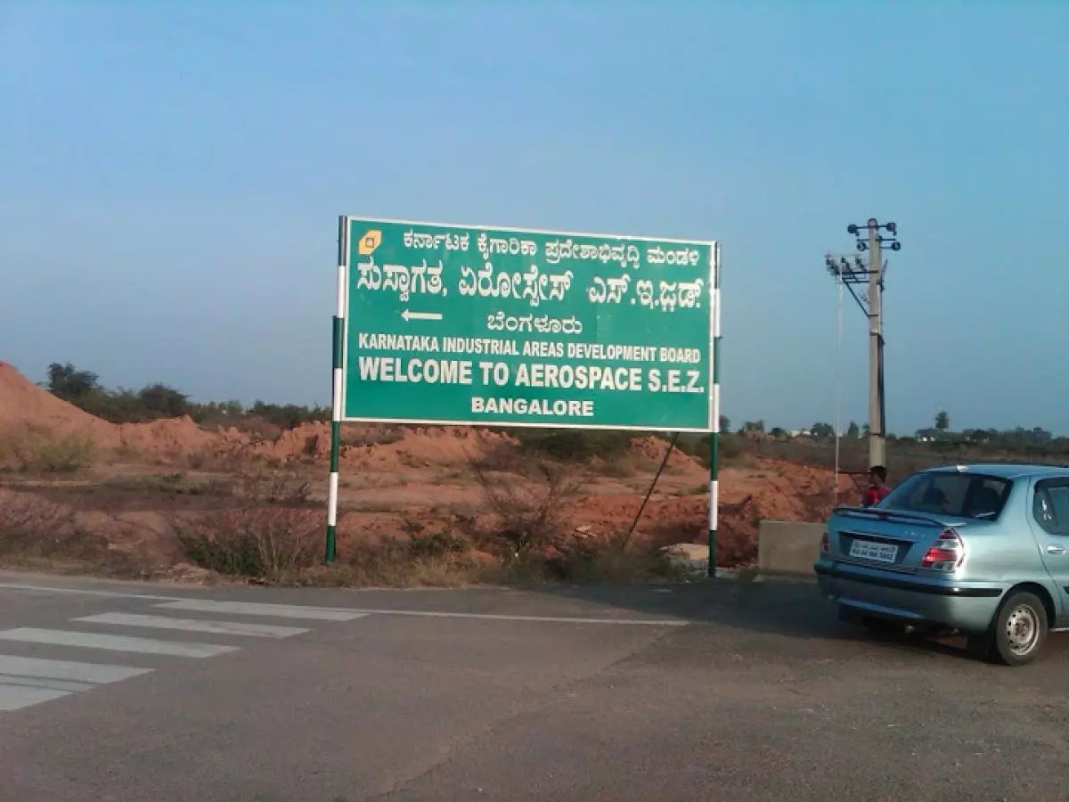 ಏರೋಸ್ಪೇಸ್ ಕಂಪೆನಿಗಳ ವಲಸೆ ತಡೆಗೆ ತಂತ್ರ ; ಇದೆ ಭೂ -ದಾಸ್ತಾನು! ದೇವನಹಳ್ಳಿಯಲ್ಲೇ ಭೂ ಮಂಜೂರಿಗೆ ಸರ್ಕಾರ ಪ್ಲಾನ್ ಏರೋಸ್ಪೇಸ್ ಕಂಪೆನಿಗಳ ವಲಸೆ ತಡೆಗೆ ತಂತ್ರ ; ಇದೆ ಭೂ -ದಾಸ್ತಾನು! ದೇವನಹಳ್ಳಿಯಲ್ಲೇ ಭೂ ಮಂಜೂರಿಗೆ ಸರ್ಕಾರ ಪ್ಲಾನ್