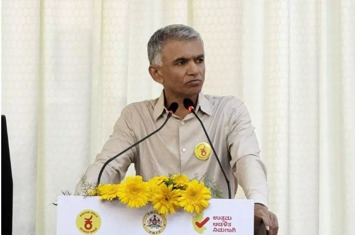 The government suffered huge losses due to the unscientific land acquisition process of the officials.