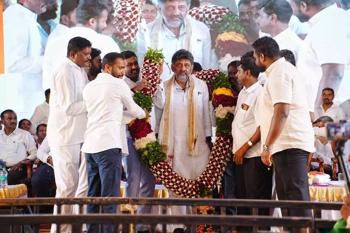 ರೈತರ ಅಲೆದಾಟ ತಪ್ಪಿಸಲು ಸರ್ಕಾರದಿಂದಲೇ ಮನೆ ಬಾಗಿಲಿಗೆ ಭೂ ದಾಖಲೆ ವಿತರಣೆ ರೈತರ ಅಲೆದಾಟ ತಪ್ಪಿಸಲು ಸರ್ಕಾರದಿಂದಲೇ ಮನೆ ಬಾಗಿಲಿಗೆ ಭೂ ದಾಖಲೆ ವಿತರಣೆ
