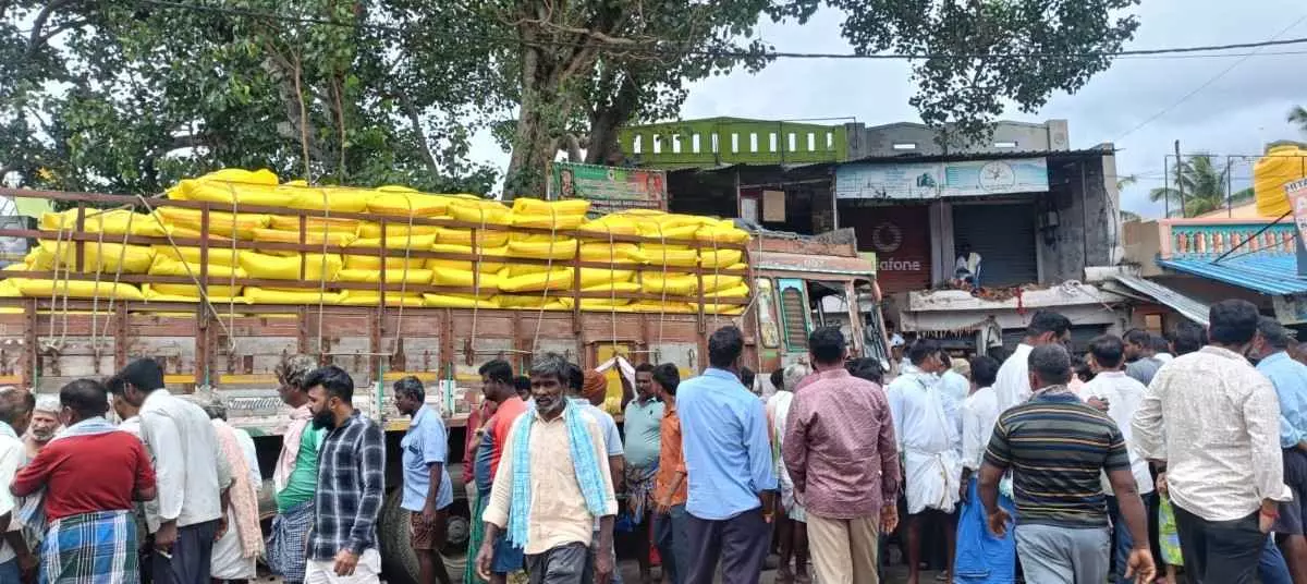Lorry crashes into bakery, Bangles store, two die on the spot Lorry crashes into bakery, Bangles store, two die on the spot