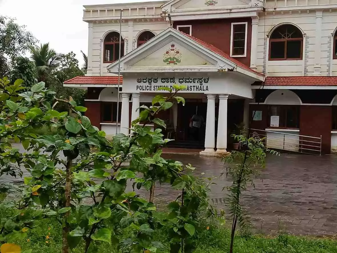 The Federal Ground Report |ಧರ್ಮಸ್ಥಳದಲ್ಲಿ ಅನ್ಯರನ್ನು ಅನುಮಾನದಿಂದ ನೋಡುವ ಮನಸ್ಥಿತಿ - ಪರಿಸ್ಥಿತಿ ನಿರ್ಮಾಣ The Federal Ground Report |ಧರ್ಮಸ್ಥಳದಲ್ಲಿ ಅನ್ಯರನ್ನು ಅನುಮಾನದಿಂದ ನೋಡುವ ಮನಸ್ಥಿತಿ - ಪರಿಸ್ಥಿತಿ ನಿರ್ಮಾಣ