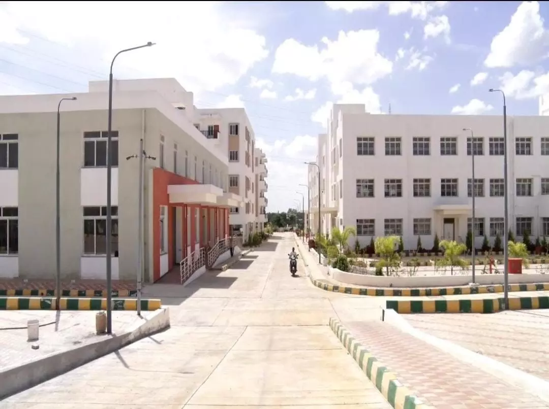ESI Hospital | ರಾಜ್ಯ - ಕೇಂದ್ರ ಒಣ ಪ್ರತಿಷ್ಠೆ; ಬಣಗುಡುತ್ತಿದೆ 86 ಕೋಟಿ ವೆಚ್ಚದ ಸುಸಜ್ಜಿತ ಇಎಸ್ಐ ಆಸ್ಪತ್ರೆ ESI Hospital | ರಾಜ್ಯ - ಕೇಂದ್ರ ಒಣ ಪ್ರತಿಷ್ಠೆ; ಬಣಗುಡುತ್ತಿದೆ 86 ಕೋಟಿ ವೆಚ್ಚದ ಸುಸಜ್ಜಿತ ಇಎಸ್ಐ ಆಸ್ಪತ್ರೆ