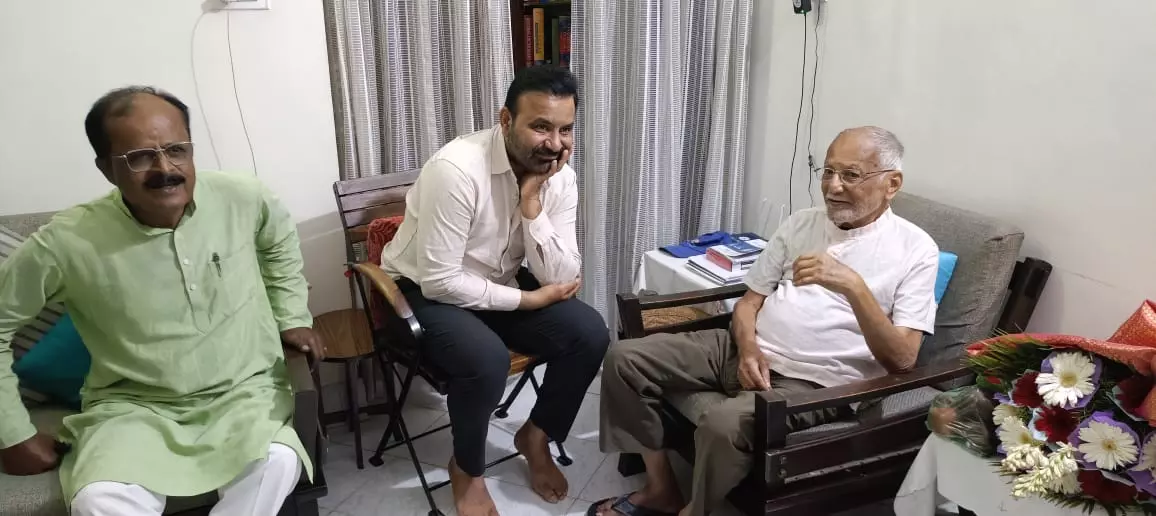 ಮಾಜಿ ಶಾಸಕ ಮೈಕೆಲ್ ವಿ. ಫರ್ನಾಂಡಿಸ್ ಭೇಟಿ ಮಾಡಿದ ಕಾರ್ಮಿಕ ಸಚಿವ ಸಂತೋಷ್ ಲಾಡ್