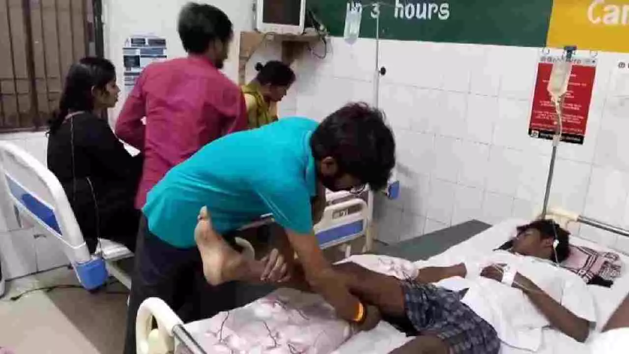 ಬಾರಾಬಂಕಿ ದೇವಸ್ಥಾನದಲ್ಲಿ ನೂಕುನುಗ್ಗಲಿಗೆ ಇಬ್ಬರು ಬಲಿ ಬಾರಾಬಂಕಿ ದೇವಸ್ಥಾನದಲ್ಲಿ ನೂಕುನುಗ್ಗಲಿಗೆ ಇಬ್ಬರು ಬಲಿ