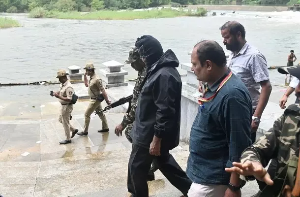 ಧರ್ಮಸ್ಥಳ ಪ್ರಕರಣ | ದಟ್ಟ ಕಾಡಿನಲ್ಲಿ ಎಸ್ಐಟಿ ತಂಡದಿಂದ ಸ್ಥಳ ಮಹಜರು ಧರ್ಮಸ್ಥಳ ಪ್ರಕರಣ | ದಟ್ಟ ಕಾಡಿನಲ್ಲಿ ಎಸ್ಐಟಿ ತಂಡದಿಂದ ಸ್ಥಳ ಮಹಜರು