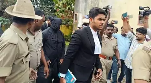 ಧರ್ಮಸ್ಥಳ ಪ್ರಕರಣ: ಅನಾಮಿಕ ವ್ಯಕ್ತಿಯ ಗುರುತು ರಕ್ಷಣೆಗೆ ಎಐ ನಿರೋಧಕ ಮಾಸ್ಕ್ ಬಳಕೆ ಧರ್ಮಸ್ಥಳ ಪ್ರಕರಣ: ಅನಾಮಿಕ ವ್ಯಕ್ತಿಯ ಗುರುತು ರಕ್ಷಣೆಗೆ ಎಐ ನಿರೋಧಕ ಮಾಸ್ಕ್ ಬಳಕೆ