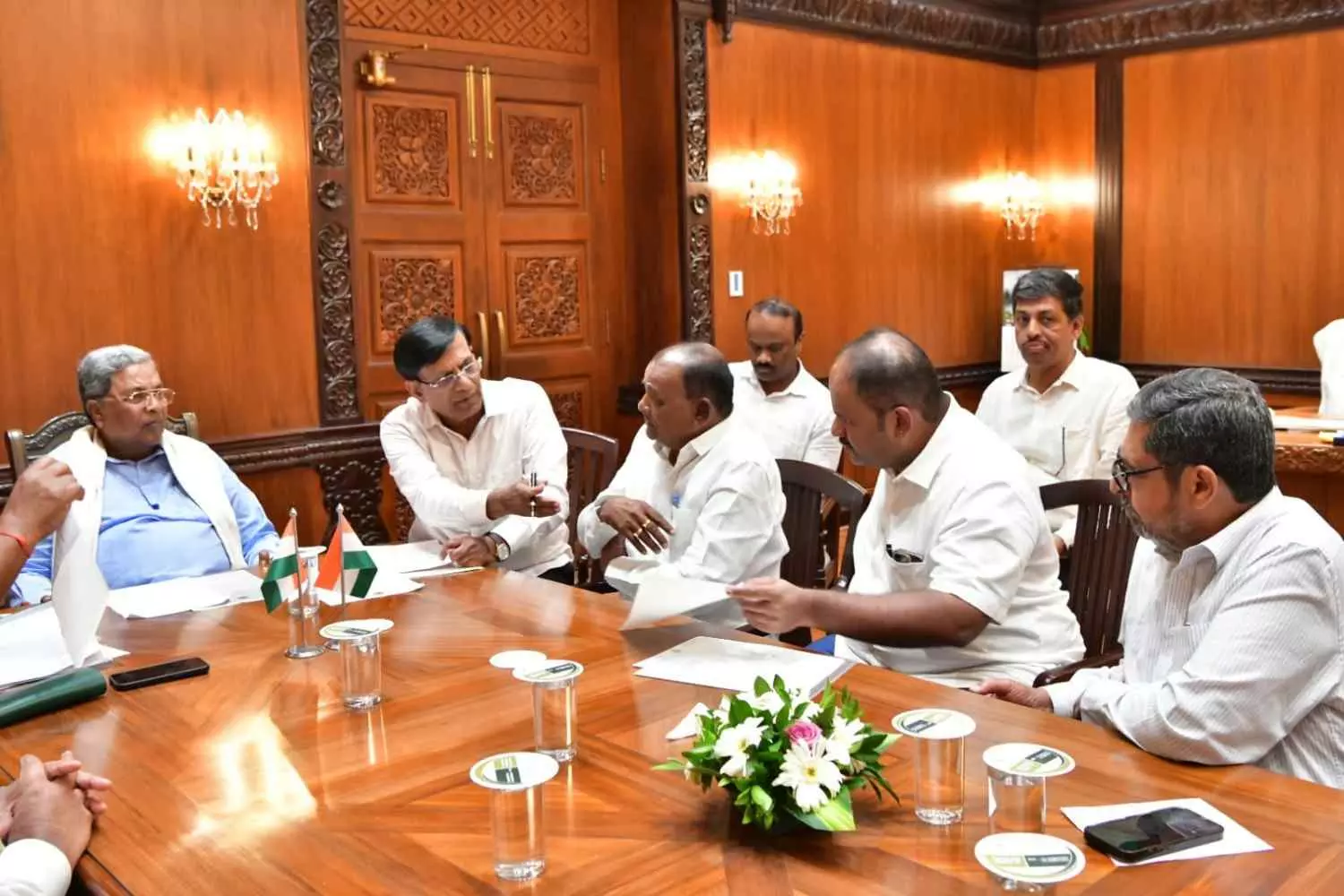 ಆರು ಜಿಲ್ಲೆಯ ಸಚಿವರು, ಶಾಸಕರೊಂದಿಗೆ ಸಿಎಂ ಸಭೆ : ಅಭಿವೃದ್ಧಿ ಕಾರ್ಯಗಳ ಕುರಿತು ಚರ್ಚೆ ಆರು ಜಿಲ್ಲೆಯ ಸಚಿವರು, ಶಾಸಕರೊಂದಿಗೆ ಸಿಎಂ ಸಭೆ : ಅಭಿವೃದ್ಧಿ ಕಾರ್ಯಗಳ ಕುರಿತು ಚರ್ಚೆ