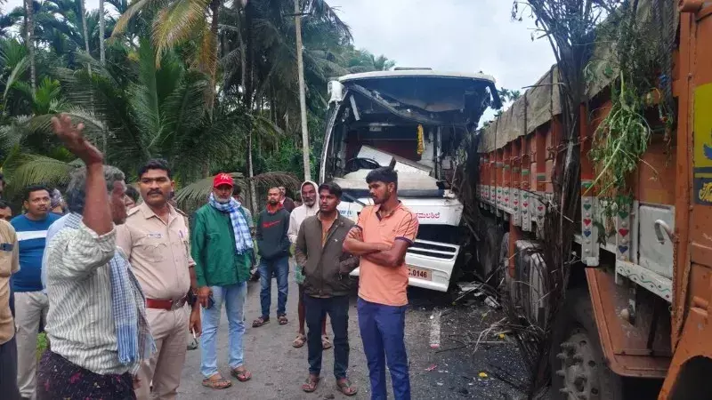 ಕೆಟ್ಟು ನಿಂತಿದ್ದ ಲಾರಿಗೆ ಬಸ್ ಡಿಕ್ಕಿ;  ನಿರ್ವಾಹಕ ಸೇರಿ ಇಬ್ಬರು ಸಾವು