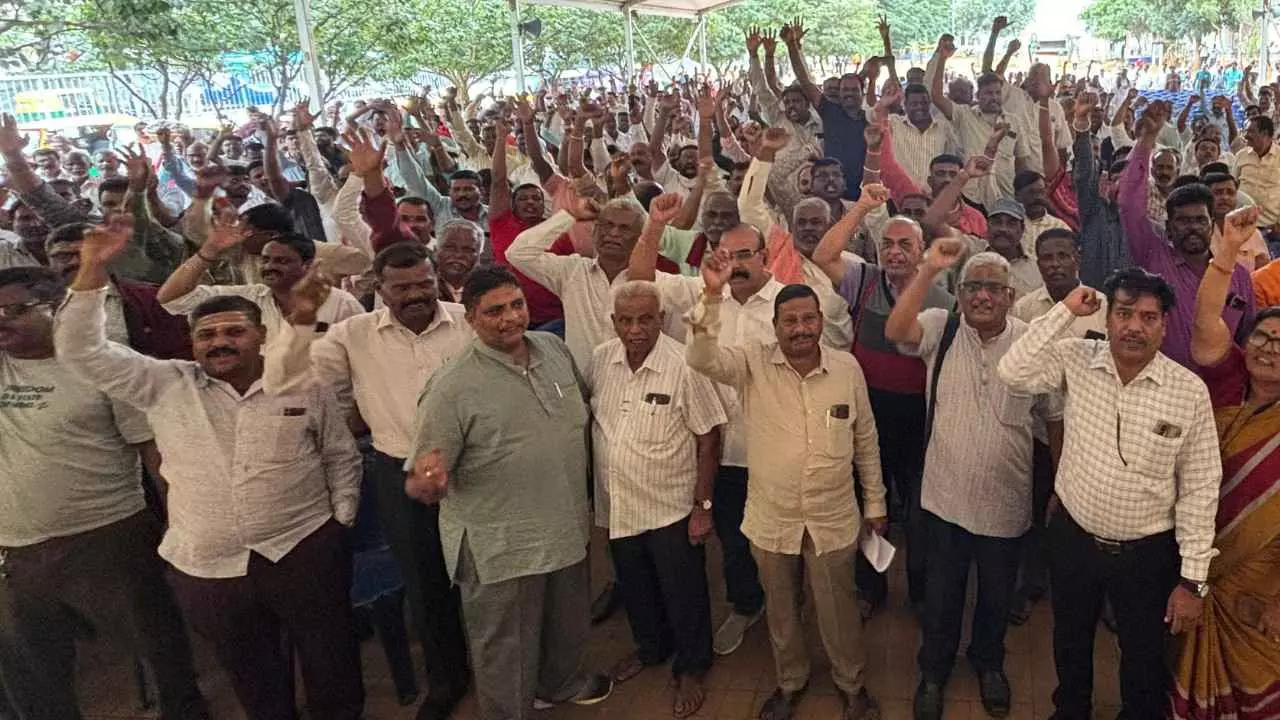 ಸಾರಿಗೆ ಮುಷ್ಕರ: ಫ್ರೀಡಂ ಪಾರ್ಕ್ನಲ್ಲಿ ನೌಕರರಿಂದ ಸಾಂಕೇತಿಕ ಉಪವಾಸ ಸತ್ಯಾಗ್ರಹ ಸಾರಿಗೆ ಮುಷ್ಕರ: ಫ್ರೀಡಂ ಪಾರ್ಕ್ನಲ್ಲಿ ನೌಕರರಿಂದ ಸಾಂಕೇತಿಕ ಉಪವಾಸ ಸತ್ಯಾಗ್ರಹ
