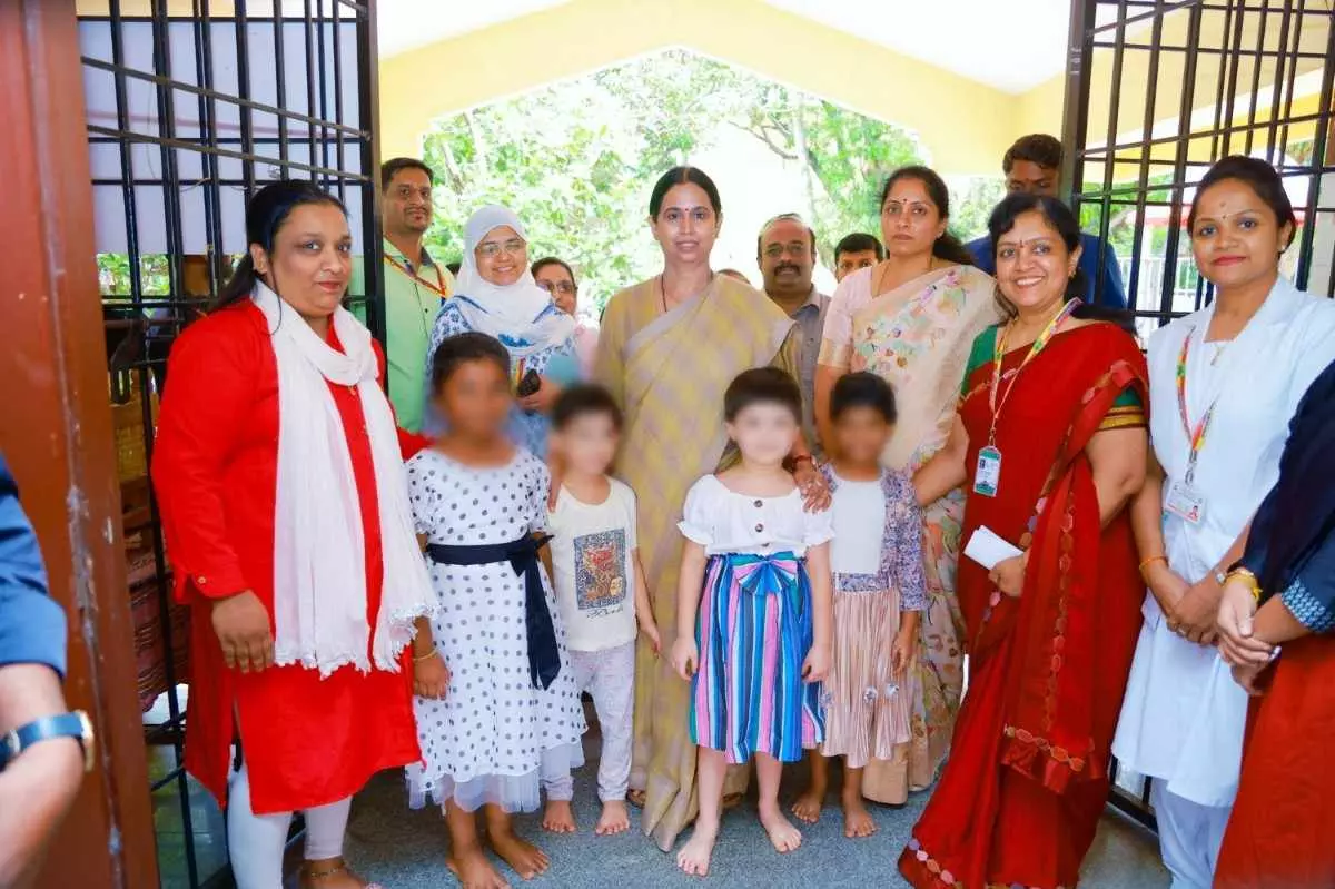 Minister Lakshmi Hebbalkar makes a surprise visit to Balamandir and Womens Hostel Minister Lakshmi Hebbalkar makes a surprise visit to Balamandir and Womens Hostel