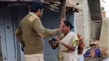 Woman takes off her saree in front of police and behaves indecently..! Woman takes off her saree in front of police and behaves indecently..!