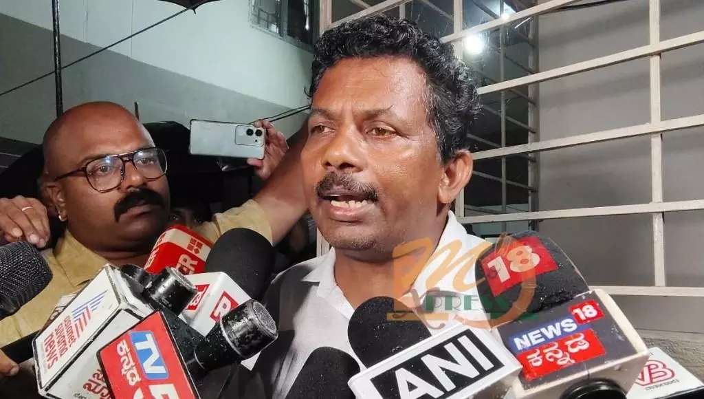 ಧರ್ಮಸ್ಥಳ ಪ್ರಕರಣ | ಬಾಲಕಿ ಶವ ಹೂತಿಟ್ಟಿರುವ ಆರೋಪ; ಇಚಿಲಂಪಾಡಿ ವ್ಯಕ್ತಿಯಿಂದ ಎಸ್ಐಟಿಗೆ ದೂರು, ನಾಳೆ ವಿಚಾರಣೆ ಧರ್ಮಸ್ಥಳ ಪ್ರಕರಣ | ಬಾಲಕಿ ಶವ ಹೂತಿಟ್ಟಿರುವ ಆರೋಪ; ಇಚಿಲಂಪಾಡಿ ವ್ಯಕ್ತಿಯಿಂದ ಎಸ್ಐಟಿಗೆ ದೂರು, ನಾಳೆ ವಿಚಾರಣೆ