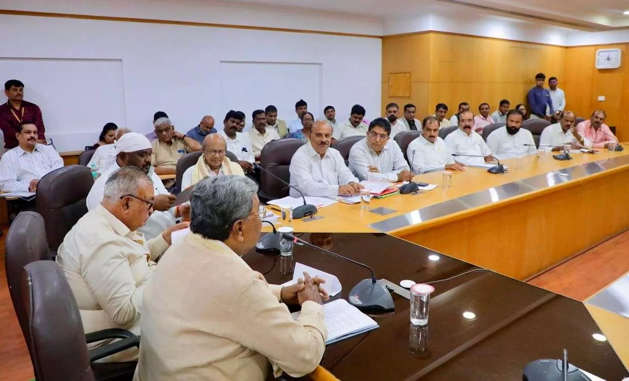 ಸಾರಿಗೆ ಮುಷ್ಕರ | ನೌಕರರ ಸಂಘಟನೆಗಳೊಂದಿಗೆ ಸಭೆ; ಬೇಡಿಕೆ ಈಡೇರಿಸಲು ಕಾಲಾವಕಾಶ ಕೋರಿದ ಸಿಎಂ ಸಾರಿಗೆ ಮುಷ್ಕರ | ನೌಕರರ ಸಂಘಟನೆಗಳೊಂದಿಗೆ ಸಭೆ; ಬೇಡಿಕೆ ಈಡೇರಿಸಲು ಕಾಲಾವಕಾಶ ಕೋರಿದ ಸಿಎಂ
