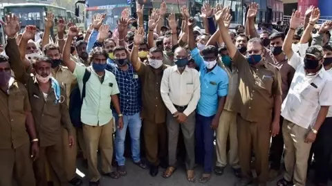 ಸಾರಿಗೆ ನೌಕರರ ಪ್ರತಿಭಟನೆಗೆ ಮಣಿದ ಸರ್ಕಾರ: 1,271 ಕೋಟಿ ರೂ. ಹಿಂಬಾಕಿ ಬಿಡುಗಡೆಗೆ ಆದೇಶ ಸಾರಿಗೆ ನೌಕರರ ಪ್ರತಿಭಟನೆಗೆ ಮಣಿದ ಸರ್ಕಾರ: 1,271 ಕೋಟಿ ರೂ. ಹಿಂಬಾಕಿ ಬಿಡುಗಡೆಗೆ ಆದೇಶ