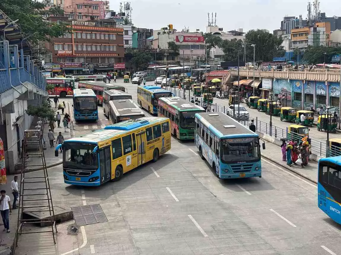 KSRTC-BMTC Bus Strike | ಬಿಎಂಟಿಸಿ ಬಸ್ ಸೇವೆ ಅಭಾದಿತ; ರಸ್ತೆಗಿಳಿದ ಶೇ 97 ರಷ್ಟು ಬಸ್ಗಳು KSRTC-BMTC Bus Strike | ಬಿಎಂಟಿಸಿ ಬಸ್ ಸೇವೆ ಅಭಾದಿತ; ರಸ್ತೆಗಿಳಿದ ಶೇ 97 ರಷ್ಟು ಬಸ್ಗಳು