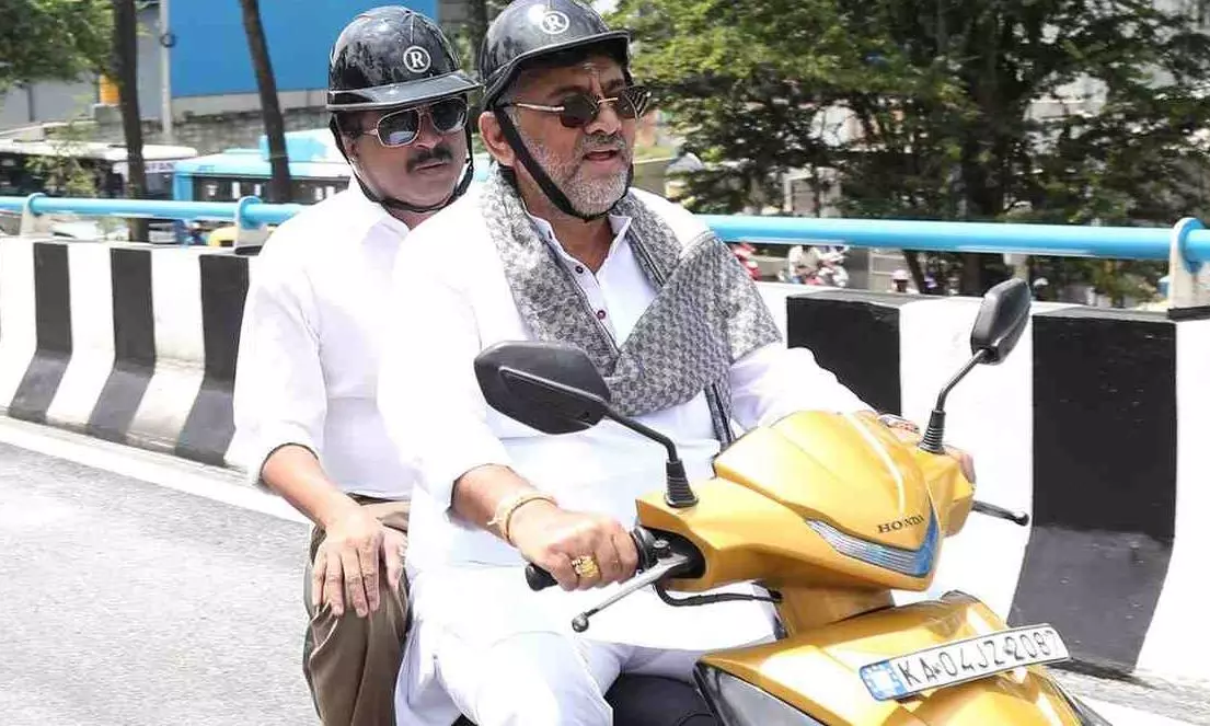 ನಿಷೇಧಿತ ಹಾಫ್ ಹೆಲ್ಮೆಟ್ ಧರಿಸಿ ವಾಹನ ಚಲಾಯಿಸಿದ ಡಿಸಿಎಂ; ಸಂಚಾರ ನಿಯಮ ಉಲ್ಲಂಘನೆ ಅಲ್ಲವೇ? ನಿಷೇಧಿತ ಹಾಫ್ ಹೆಲ್ಮೆಟ್ ಧರಿಸಿ ವಾಹನ ಚಲಾಯಿಸಿದ ಡಿಸಿಎಂ; ಸಂಚಾರ ನಿಯಮ ಉಲ್ಲಂಘನೆ ಅಲ್ಲವೇ?