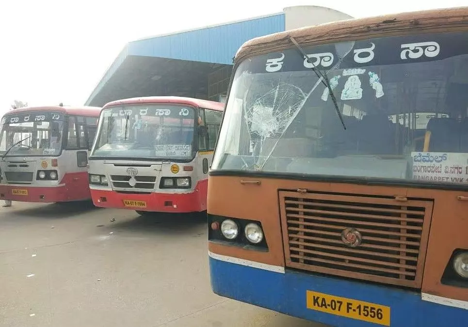 KSRTC-BMTC Bus Strike | ಸಾರಿಗೆ ನೌಕರರ ಮುಷ್ಕರ; ಕೆಎಸ್ಆರ್ಟಿಸಿ ಬಸ್ಗಳ ಮೇಲೆ ಹಲವೆಡೆ ಕಲ್ಲು ತೂರಾಟ KSRTC-BMTC Bus Strike | ಸಾರಿಗೆ ನೌಕರರ ಮುಷ್ಕರ; ಕೆಎಸ್ಆರ್ಟಿಸಿ ಬಸ್ಗಳ ಮೇಲೆ ಹಲವೆಡೆ ಕಲ್ಲು ತೂರಾಟ