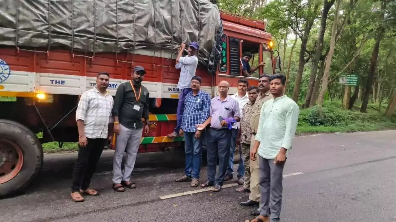 ಕೃಷಿ ಜಾರಿ ದಳದಿಂದ ರಾಜ್ಯಾದ್ಯಂತ ಕಾರ್ಯಾಚರಣೆ: ಕೇರಳಕ್ಕೆ ಅಕ್ರಮವಾಗಿ ಸಾಗಿಸುತ್ತಿದ್ದ ಯೂರಿಯಾ ಲಾರಿ ವಶ ಕೃಷಿ ಜಾರಿ ದಳದಿಂದ ರಾಜ್ಯಾದ್ಯಂತ ಕಾರ್ಯಾಚರಣೆ: ಕೇರಳಕ್ಕೆ ಅಕ್ರಮವಾಗಿ ಸಾಗಿಸುತ್ತಿದ್ದ ಯೂರಿಯಾ ಲಾರಿ ವಶ