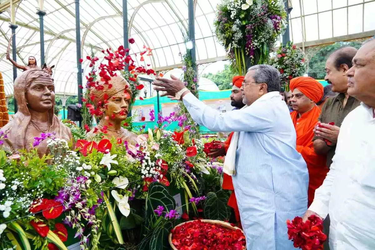 ಸಸ್ಯಕಾಶಿಯ ವಿವಿಧ ಹೂಗಳಿಂದ ಅರಳಿದ ಕಿತ್ತೂರು ಕೋಟೆ, ರಾಣಿ ಚೆನ್ನಮ್ಮ, ಸಂಗೊಳ್ಳಿ ರಾಯಣ್ಣ