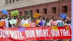 ಮತಗಳವು ಆರೋಪ: ಸಂಸತ್ ಆವರಣದಲ್ಲಿ ಇಂಡಿಯಾ ಕೂಟದ ಸಂಸದರಿಂದ ಪ್ರತಿಭಟನೆ