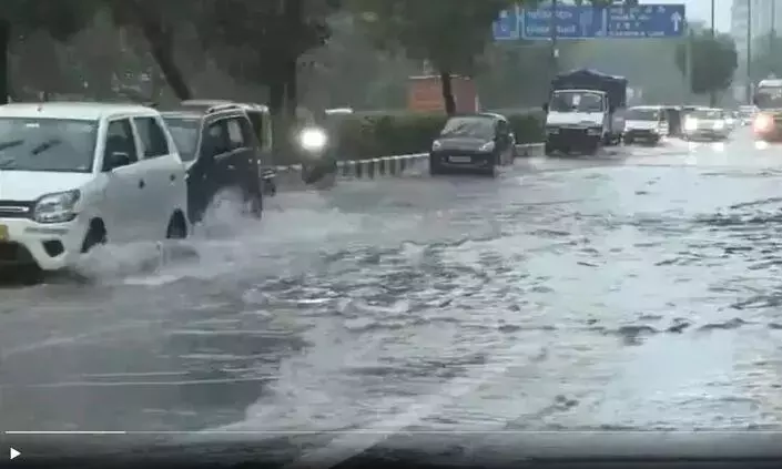 ದೆಹಲಿಯಲ್ಲಿ ಮಹಾ ಮಳೆ: ಹಲವು ಪ್ರದೇಶಗಳು ಜಲಾವೃತ, ರೆಡ್ ಅಲರ್ಟ್ ಘೋಷಣೆ ದೆಹಲಿಯಲ್ಲಿ ಮಹಾ ಮಳೆ: ಹಲವು ಪ್ರದೇಶಗಳು ಜಲಾವೃತ, ರೆಡ್ ಅಲರ್ಟ್ ಘೋಷಣೆ