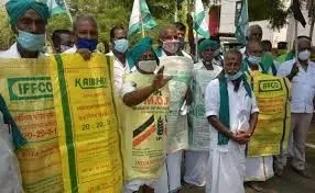 Fertilizer Crisis Continues in State: Farmers Protest Across Several Areas, Scuffles Reported