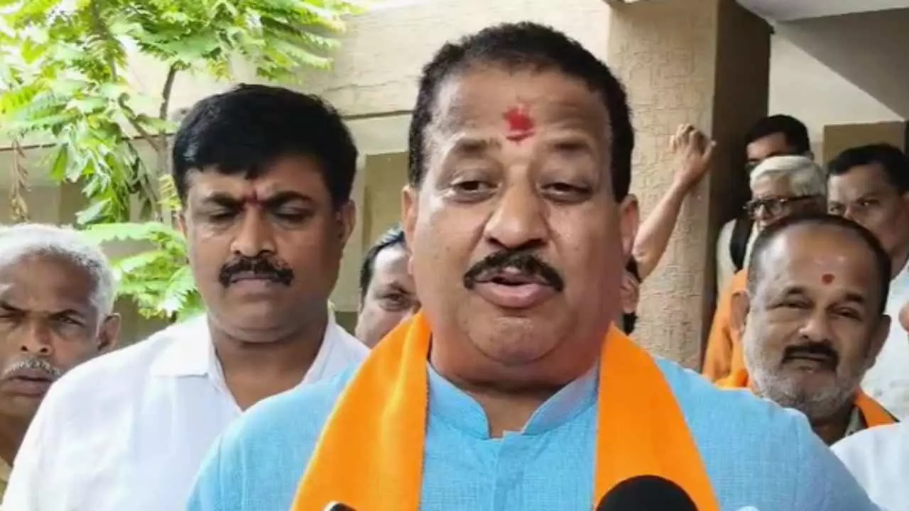 ಧರ್ಮಸ್ಥಳ ಪ್ರಕರಣ: ಅನಾಮಿಕ ಸಾಕ್ಷಿಯನ್ನು ಗಲ್ಲಿಗೇರಿಸಿ; ಶಾಸಕ ಎಸ್.ಆರ್. ವಿಶ್ವನಾಥ್ ಆಗ್ರಹ ಧರ್ಮಸ್ಥಳ ಪ್ರಕರಣ: ಅನಾಮಿಕ ಸಾಕ್ಷಿಯನ್ನು ಗಲ್ಲಿಗೇರಿಸಿ; ಶಾಸಕ ಎಸ್.ಆರ್. ವಿಶ್ವನಾಥ್ ಆಗ್ರಹ