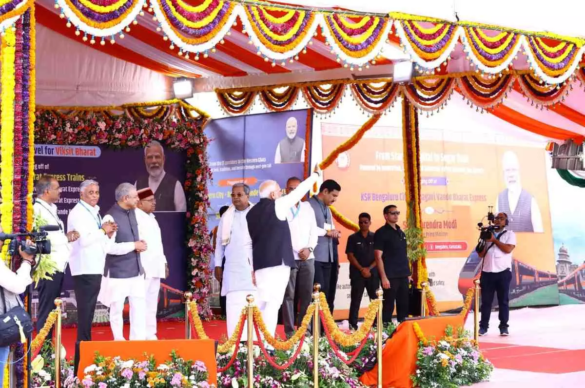 ಬೆಂಗಳೂರು-ಬೆಳಗಾವಿ ವಂದೇ ಭಾರತ್ ರೈಲಿಗೆ ಪ್ರಧಾನಿ ನರೇಂದ್ರ ಮೋದಿ ಹಸಿರು ನಿಶಾನೆ ಬೆಂಗಳೂರು-ಬೆಳಗಾವಿ ವಂದೇ ಭಾರತ್ ರೈಲಿಗೆ ಪ್ರಧಾನಿ ನರೇಂದ್ರ ಮೋದಿ ಹಸಿರು ನಿಶಾನೆ