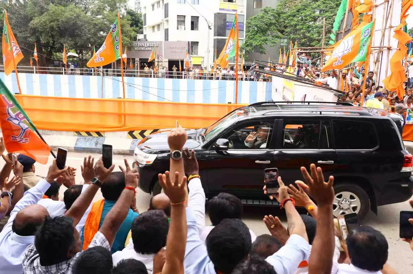 ಮೋದಿ ನೋಡಲು ರಸ್ತೆ ಇಕ್ಕೆಲಗಳಲ್ಲಿ ಜನಸಾಗರ