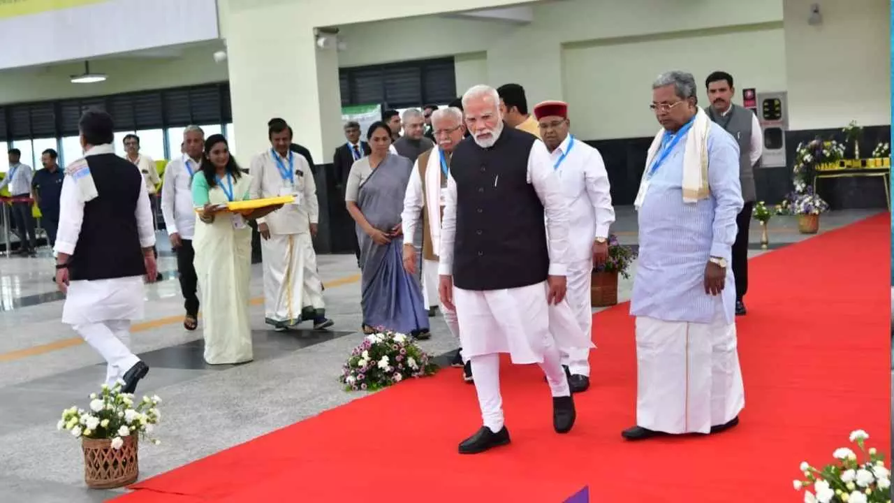 ಗುಜರಾತ್​ನಂತೆ ಕರ್ನಾಟಕಕ್ಕೂ ಆದ್ಯತೆ ನೀಡಿ: ಪ್ರಧಾನಿ ಮುಂದೆ ಸಿಎಂ ಸಿದ್ದರಾಮಯ್ಯ ನೇರ ಬೇಡಿಕೆ