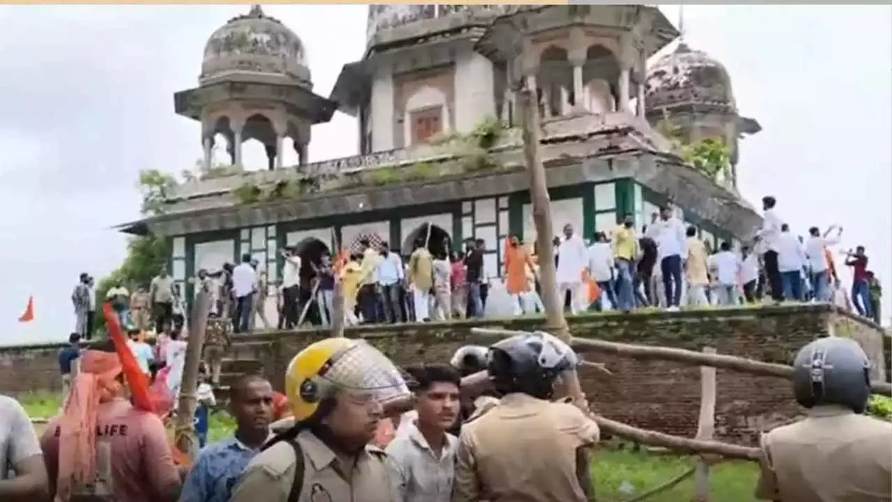 ಫತೇಪುರ್ನಲ್ಲಿ ಮುಸ್ಲಿಮರ ಸಮಾಧಿ ಧ್ವಂಸಗೊಳಿಸಿದ ಹಿಂದೂಗಳ ಗುಂಪು ಫತೇಪುರ್ನಲ್ಲಿ ಮುಸ್ಲಿಮರ ಸಮಾಧಿ ಧ್ವಂಸಗೊಳಿಸಿದ ಹಿಂದೂಗಳ ಗುಂಪು
