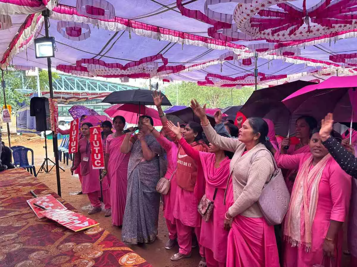 ಮಳೆಯಲ್ಲೇ ಆಶಾ ಕಾರ್ಯಕರ್ತೆಯರ ಪ್ರತಿಭಟನೆ; ಸ್ಪಂದಿಸದ ಸರ್ಕಾರ
