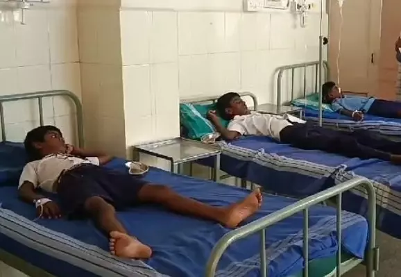 41 Students Fall Ill After Eating Onion Dosa in Kolar, Hospitalised 41 Students Fall Ill After Eating Onion Dosa in Kolar, Hospitalised