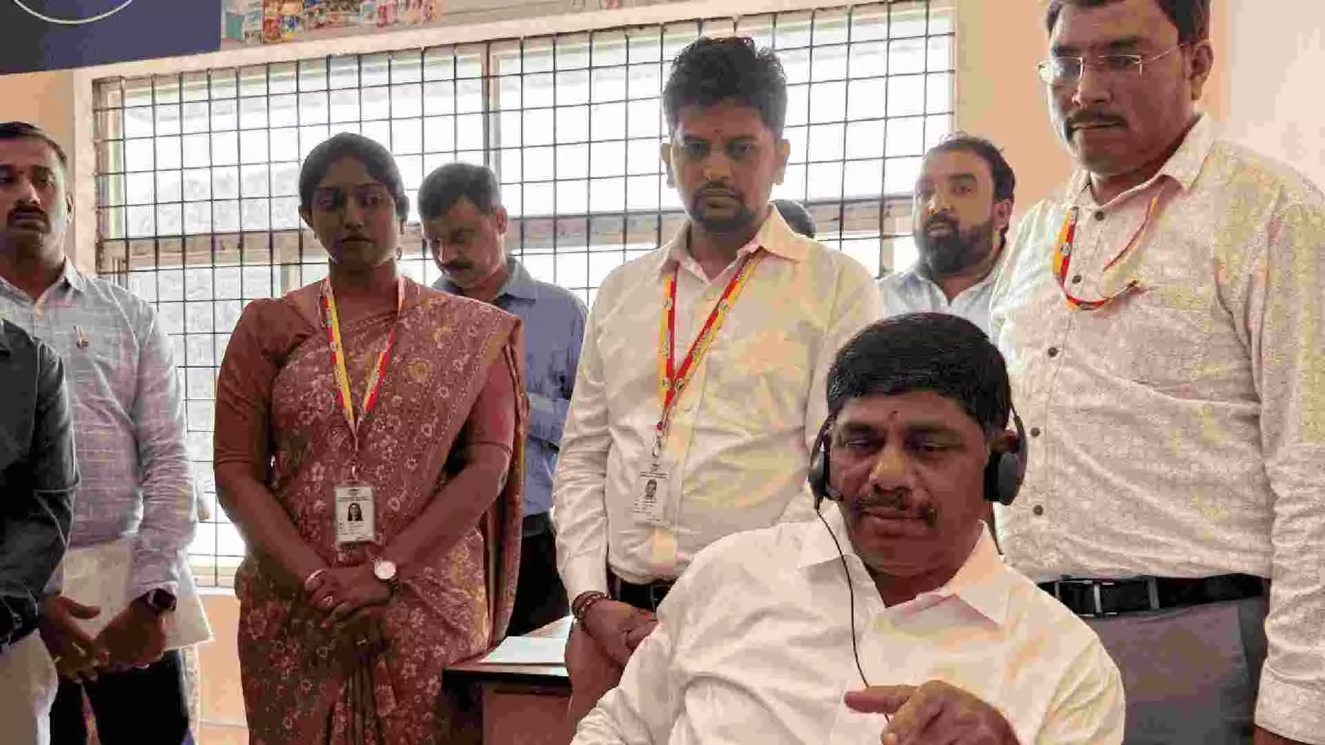 ರೈತರ ನೆರವಿಗೆ ಸಹಾಯವಾಣಿಗೆ ಆರಂಭಿಸಿದ ಬಮೂಲ್​, ಮೊದಲ ಕರೆ ಸ್ವೀಕರಿಸಿ ಭರವಸೆ ನೀಡಿದ ಡಿ.ಕೆ. ಸುರೇಶ್