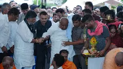 ದೇವೇಗೌಡರಿಗೆ ಕೈ ಹಿಡಿದು ನಡೆಯಲು ಸಹಾಯ ಮಾಡಿದ ಡಿ.ಕೆ. ಶಿವಕುಮಾರ್​