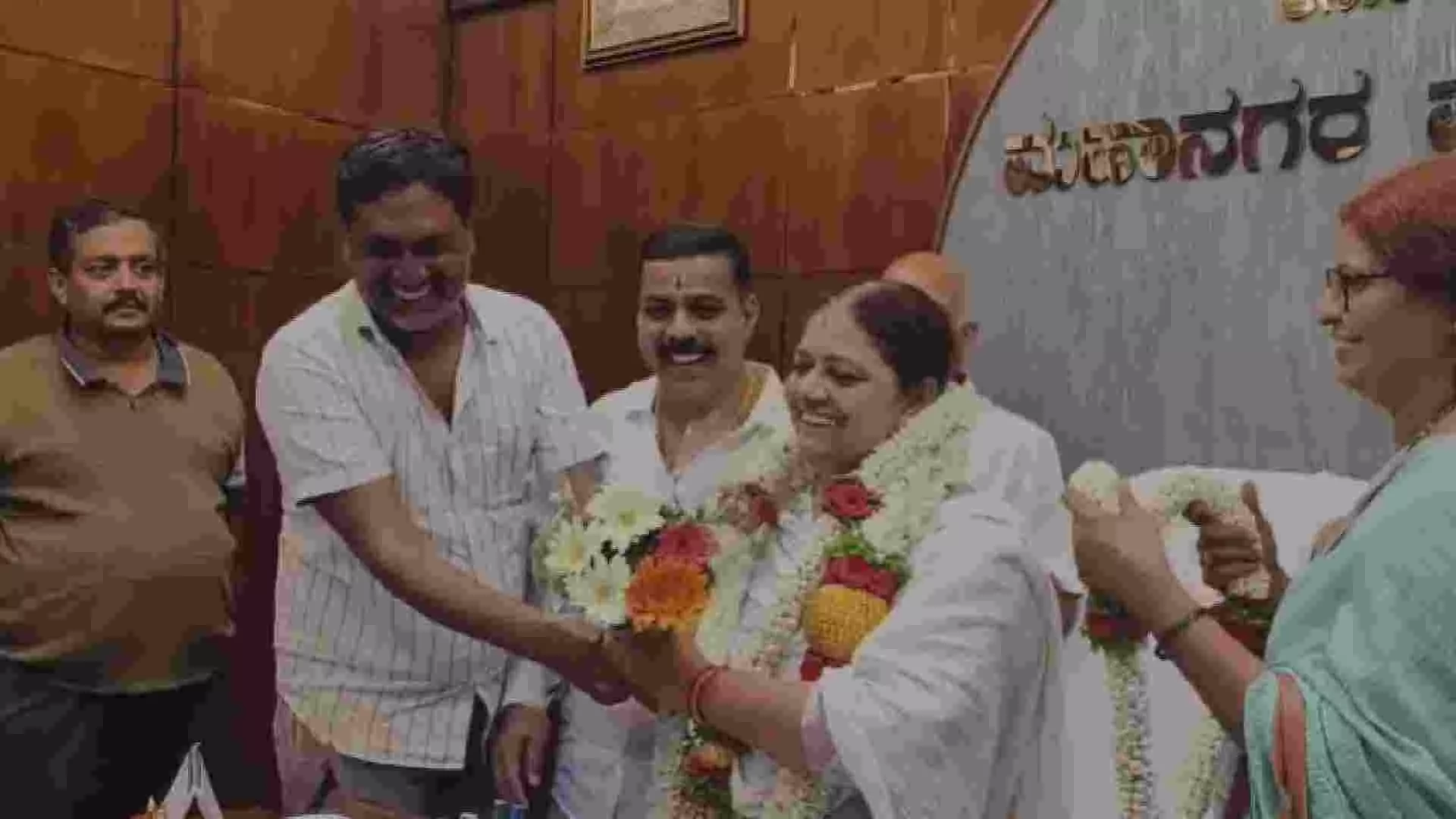 ವಿಪ್ ಉಲ್ಲಂಘನೆ: ಹಾಸನ ಮೇಯರ್ ಚಂದ್ರೇಗೌಡ ಸದಸ್ಯತ್ವ ಅನರ್ಹ, ಹೇಮಲತಾ ನೂತನ ಮೇಯರ್